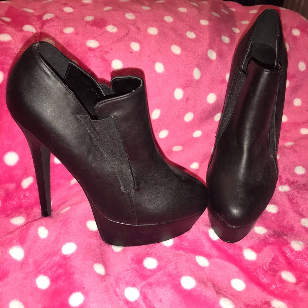 Shoe dazzle black platform heels size 7.5